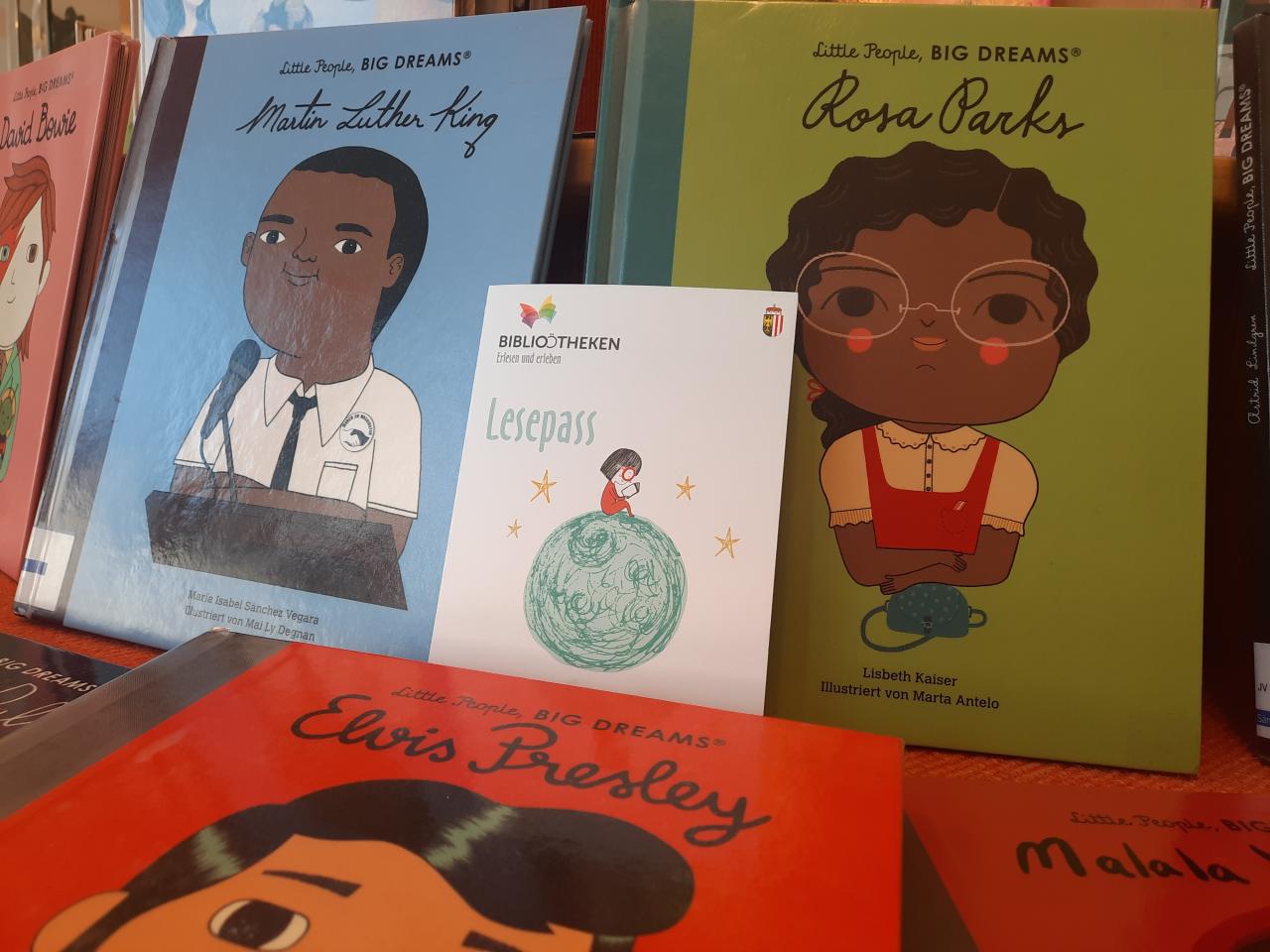 Lesepass vor Little People Büchern