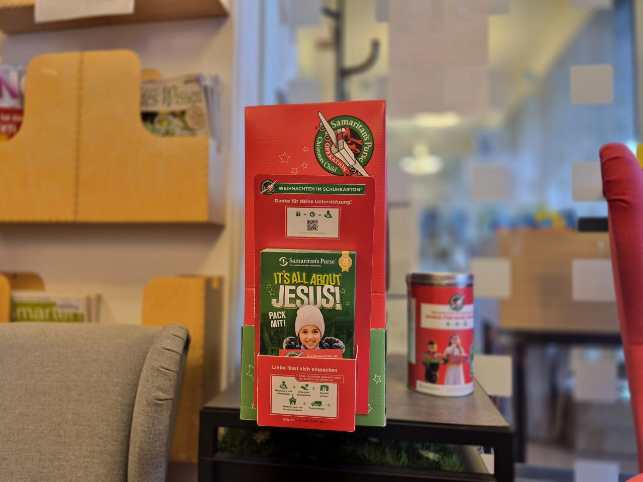 Weihnachten im Schuhkarton. Leere Schachteln und Spendenbox in der Bücherei Marchtrenk