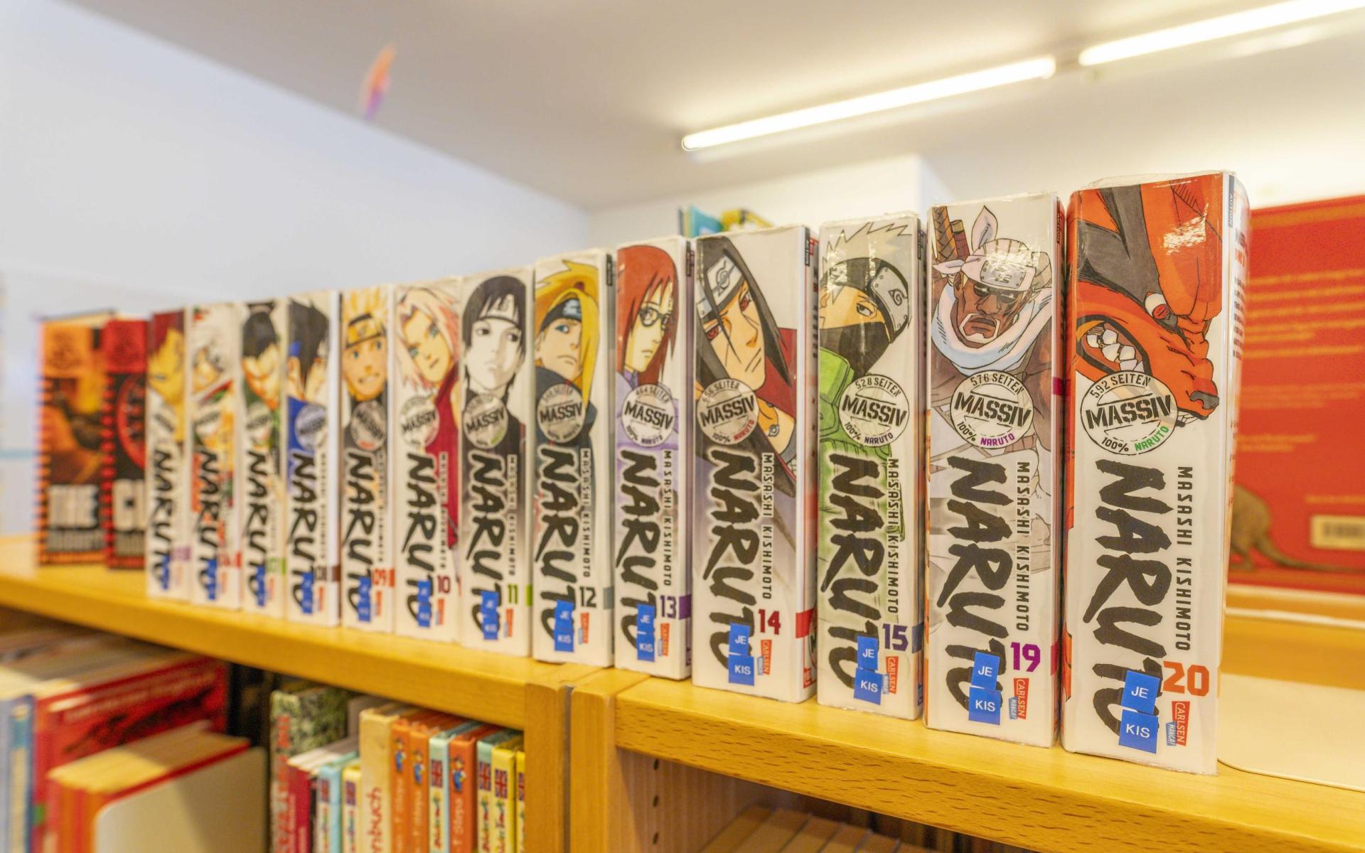 Man sieht eine Reihe Mangas "Naruto" im Regal