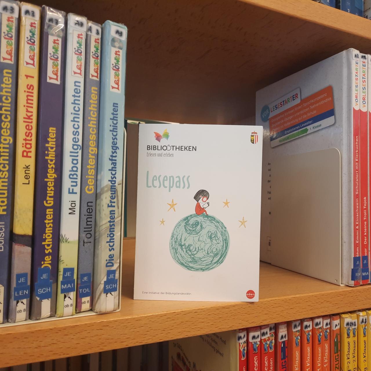 Lesepass Folder im Regal Kinderbuchreihen quer