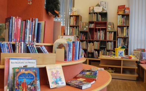 Bücher auf den Stufen in der Kinderecke