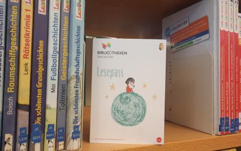 Lesepass Folder im Regal Kinderbuchreihen quer